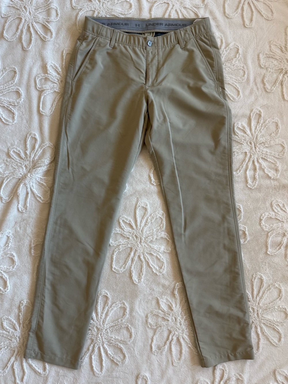 Under Armour Men’s Chino-Style light golf Pants in tan khaki like new 34x34